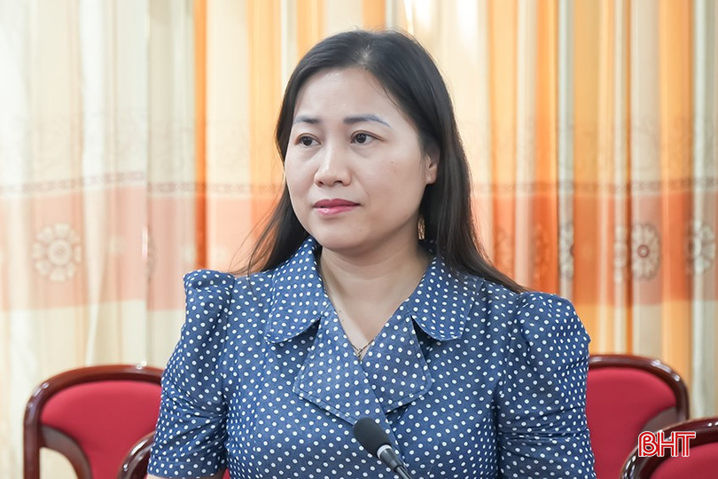 Bà Trần Thị Hải Giang - Trưởng phòng Xây dựng, kiểm tra và Theo dõi thi hành pháp luật, Sở Tư pháp phát biểu tại điểm cầu Hà Tĩnh. bqbht_br_thao-luan.png
