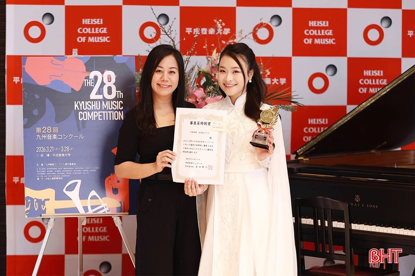 Vân Anh chia sẻ niềm vui với Thạc sĩ Trần Trang - giảng viên Khoa Piano Học viện Âm nhạc Quốc gia Việt Nam, người đồng hành với nữ sinh tại cuộc thi ở Nhật Bản
