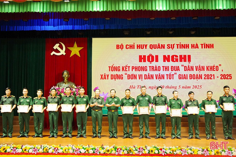 Các tập thể và cá nhân được khen thưởng tại hội nghị. bqbht_br_loan-lay-khen.jpg