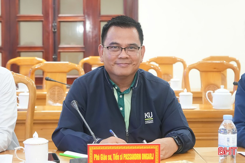 Phó Giáo sư, Tiến sĩ PASSAKORN ONGARJ - Trợ lý Hiệu trưởng phụ trách Chiến lược khu vực và phát triển mạng lưới hợp tác, Trưởng đoàn công tác trao đổi tại buổi làm việc. bqbht_br_ub-3.png