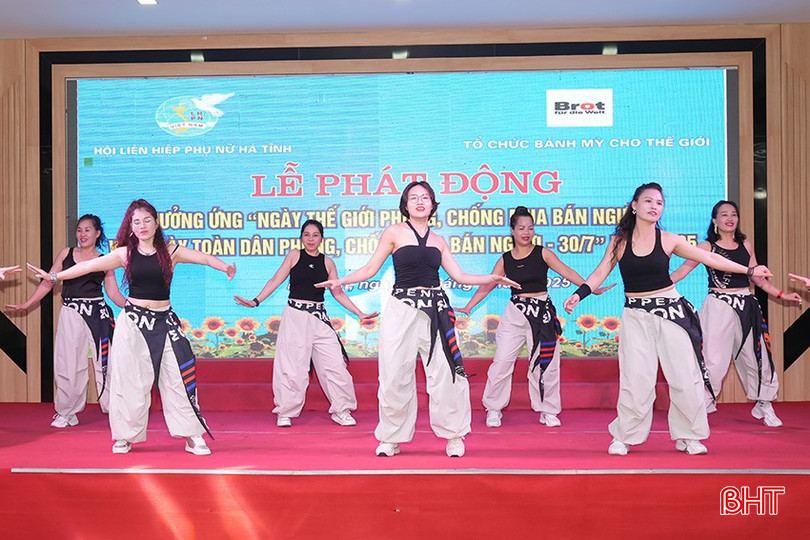 Art performance to welcome the ceremony of the members bqbht_br_chao-mung.jpg