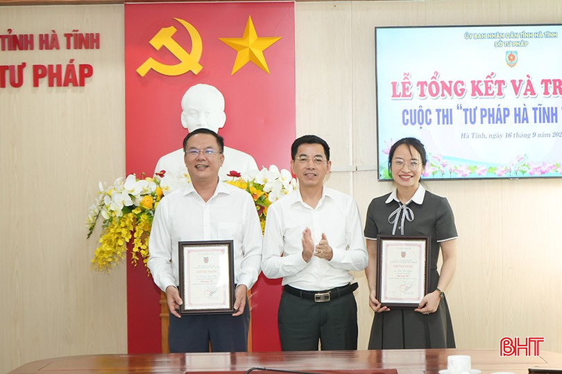Trao giải Ba cho tác giả Dương Kim Nga (Sở Khoa học & Công nghệ) với tác phẩm :"Vai trò của ngành tư pháp qua quá trình công tác" và tác giả Trần Thị Ngân (Sở Tư pháp) với tác phẩm "Ngành tôi đó". bqbht_br_giai-3.png
