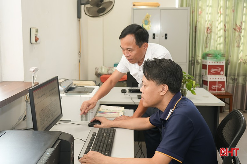 Ông Nguyễn Giang Nam (áo xanh) và đồng nghiệp trao đổi về các tài liệu đã được đưa vào hệ thống lưu trữ thông qua hình thức số hóa. bqbht_br_giang-nam.png