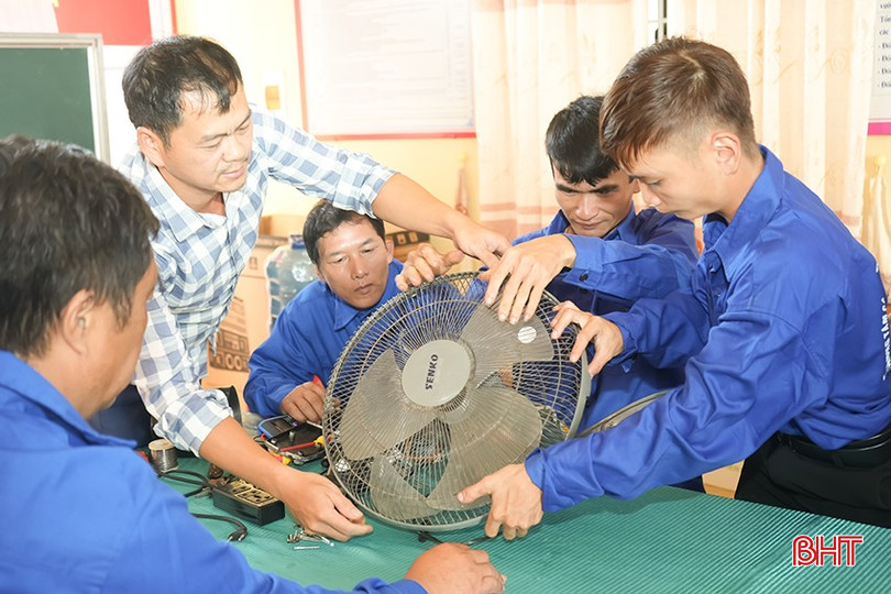 Anh Trần Viết Thanh (Ngoài cùng bên phải) đang tham gia giờ học tháo lắp các thiết bị điện dân dụng được tổ chức tại xã Đồng Tiến, tỉnh Hà Tĩnh. bqbht_br_ok-42.png