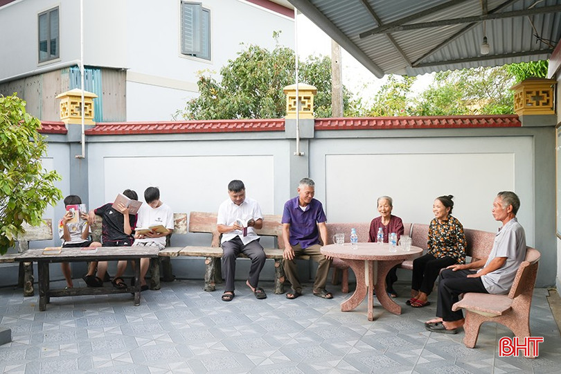 Không gian ngoài trời được dòng họ Nguyễn Đình ở thôn Châu Hạ, xã Mai Phụ dành riêng cho con em dòng họ và người dân địa phương đến đọc sách và trò chuyện. bqbht_br_sach-ho-5.png