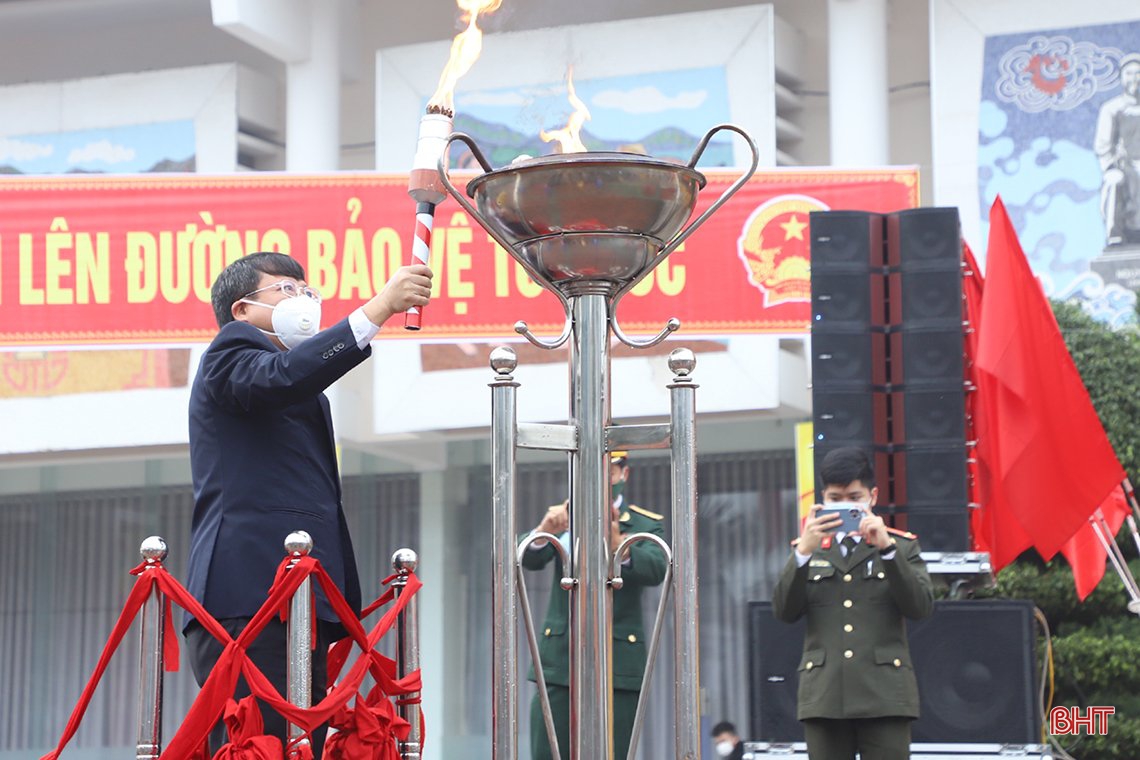 Chủ tịch UBND tỉnh Võ Trọng Hải tiễn thanh niên TP Hà Tĩnh lên đường nhập ngũ