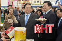 Thủ tướng Phạm Minh Chính tham quan gian hàng Hà Tĩnh tại Hội chợ mùa Xuân