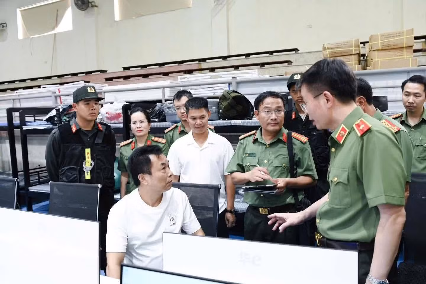 Giám đốc Công an tỉnh Phú Thọ Nguyễn Minh Tuấn lấy lời khai đối tượng trong đường dây lừa đảo xuyên quốc gia. Giám đốc Công an tỉnh Phú Thọ Nguyễn Minh Tuấn lấy lời khai đối tượng trong đường dây lừa đảo xuyên quốc gia.