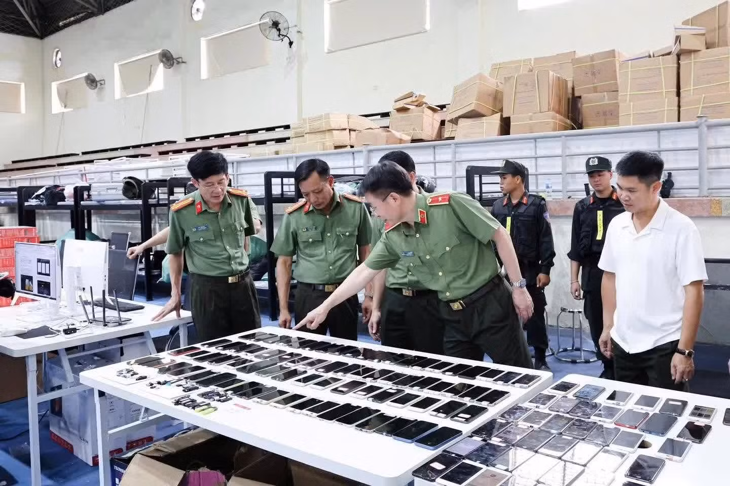 Thiếu tướng Nguyễn Minh Tuấn, Giám đốc Công an tỉnh Phú Thọ kiểm tra tang vật thu giữ. Thiếu tướng Nguyễn Minh Tuấn, Giám đốc Công an tỉnh Phú Thọ kiểm tra tang vật thu giữ.
