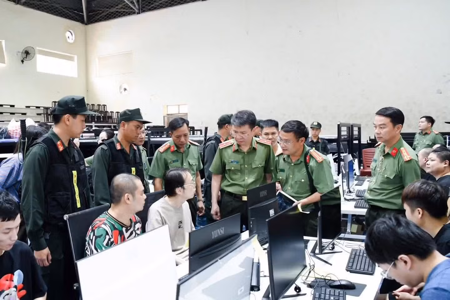 Thiếu tướng Nguyễn Minh Tuấn, Giám đốc Công an tỉnh Phú Thọ cùng các Phó Giám đốc Công an tỉnh trực tiếp lấy lời khai các đối tượng trong đường dây lừa đảo xuyên quốc gia. Thiếu tướng Nguyễn Minh Tuấn, Giám đốc Công an tỉnh Phú Thọ cùng các Phó Giám đốc Công an tỉnh trực tiếp lấy lời khai các đối tượng trong đường dây lừa đảo xuyên quốc gia.