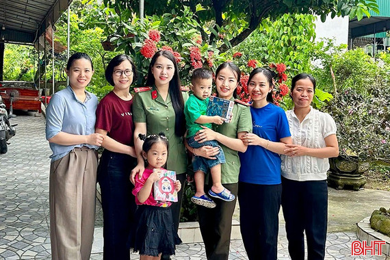 Những “bông hồng thép” tỏa hương trong vườn hoa thi đua yêu nước