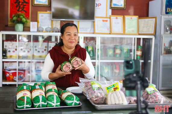 Phụ nữ nông thôn Hà Tĩnh bán hàng Tết trên mạng, chốt đơn tiền tỷ