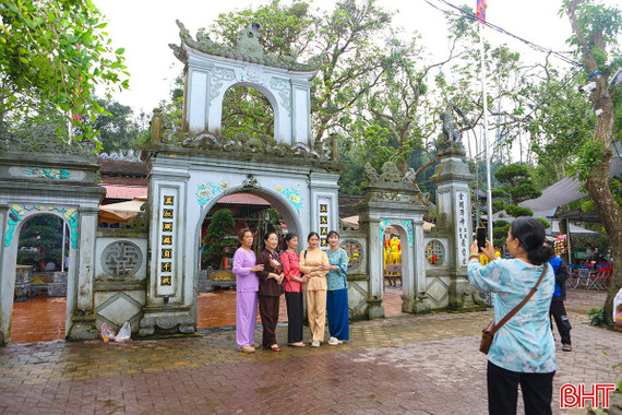 Du khách muôn phương hành hương về đền Chợ Củi ngày cuối tuần