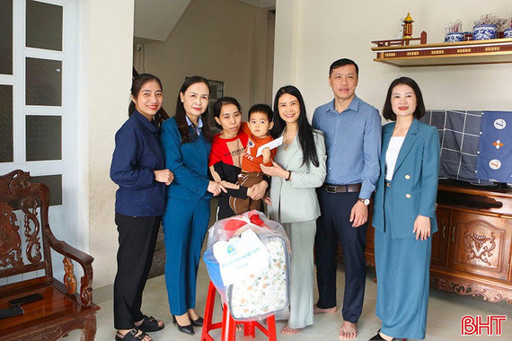 Hội LHPN Việt Nam trao hơn 400 trăm suất quà cho hội viên phụ nữ và trẻ em Hà Tĩnh 