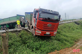 Xe đầu kéo va chạm xe máy, 2 phụ nữ tử vong