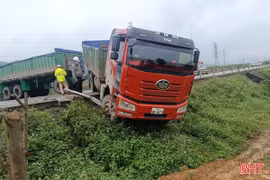 Xe đầu kéo va chạm xe máy, 2 phụ nữ tử vong