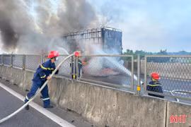 Xe tải cháy ngùn ngụt trên cao tốc ở Hà Tĩnh