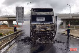 Xe đầu kéo bốc cháy trên cao tốc ở Hà Tĩnh