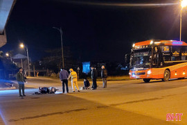 Xe khách giường nằm va chạm xe máy, 1 người bị thương nặng