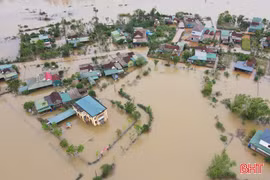 Cảnh ngập lụt vùng hạ du hồ Kẻ Gỗ nhìn từ trên cao