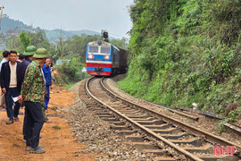 Thông tuyến đường sắt Bắc - Nam qua Hà Tĩnh sau sự cố lật tàu hàng