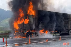 Xe đầu kéo bốc cháy trên cao tốc qua Hà Tĩnh