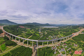 Thảm nhựa cầu vượt thung lũng trên cao tốc Vũng Áng - Bùng qua Hà Tĩnh