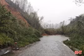 Mưa lớn tiếp tục gây sạt lở, ngập lụt nhiều nơi, hồ Kẻ Gỗ tăng xả tràn