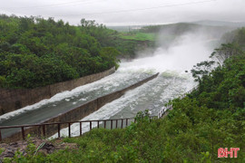 Hồ Kẻ Gỗ giảm lưu lượng xả tràn xuống 200 m3/giây