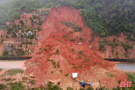 Cận cảnh những khối đất đá chực chờ đổ ập xuống đường ven biển Hà Tĩnh 