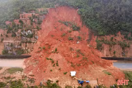 Cận cảnh những khối đất đá chực chờ đổ ập xuống đường ven biển Hà Tĩnh 