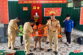 CSGT tuyên truyền phòng chống đuối nước cho học sinh, đoàn viên thanh niên