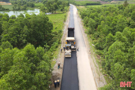 Sửa chữa hư hỏng trên đường ven biển Hà Tĩnh