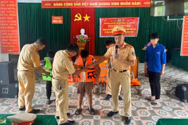 CSGT tuyên truyền phòng chống đuối nước cho học sinh, đoàn viên thanh niên