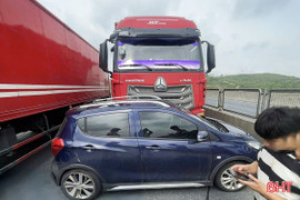 Sau va chạm, ô tô con chắn ngang trên cao tốc Hàm Nghi - Vũng Áng 