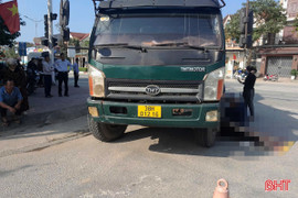 Xe tải va chạm xe máy ở nút giao bị hỏng đèn đỏ, một người tử vong