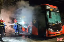 Xe khách chở 17 người, bốc cháy trên QL 1 qua Hà Tĩnh