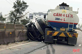 Ô tô con bị "kẹp" giữa xe bồn và dải phân cách sau va chạm 