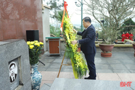 Đồng chí Phạm Gia Túc và lãnh đạo Hà Tĩnh dâng hương tưởng niệm Tổng Bí thư Trần Phú