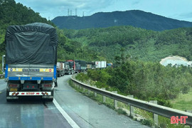 Xe đầu kéo va chạm xe kéo tự chế, hầm Đèo Ngang ách tắc giao thông