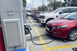 “Bực mình” khi xe xăng đậu chiếm chỗ sạc của xe điện