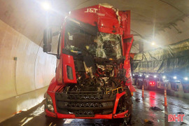 Ách tắc hầm Đèo Bụt trên cao tốc Vũng Áng - Bùng sau tai nạn giữa 3 ôtô