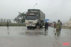 2 người đi xe máy bị xe tải cuốn vào gầm, một bị thương nặng