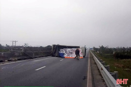 Xe tải mất lái, lật nghiêng trên cao tốc ở Hà Tĩnh