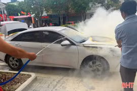Xe ô tô bốc cháy khi đang đỗ bên đường ở Hà Tĩnh