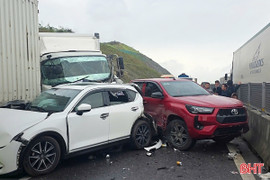 Liên tiếp tai nạn, cao tốc qua Hà Tĩnh ùn tắc nhiều cây số