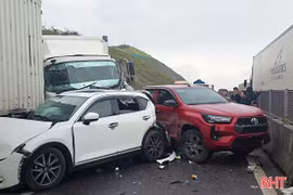 Liên tiếp tai nạn, cao tốc qua Hà Tĩnh ùn tắc nhiều cây số