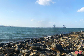 Phát hiện thi thể nữ giới dạt vào bờ biển Vũng Áng