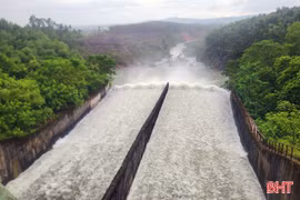Kẻ Gỗ duy trì xả 200 m3/giây, nhiều hồ chứa đóng cửa tràn 