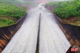 Nước vượt cao trình ngưỡng tràn, hồ Kẻ Gỗ đang xả 50 m3/giây